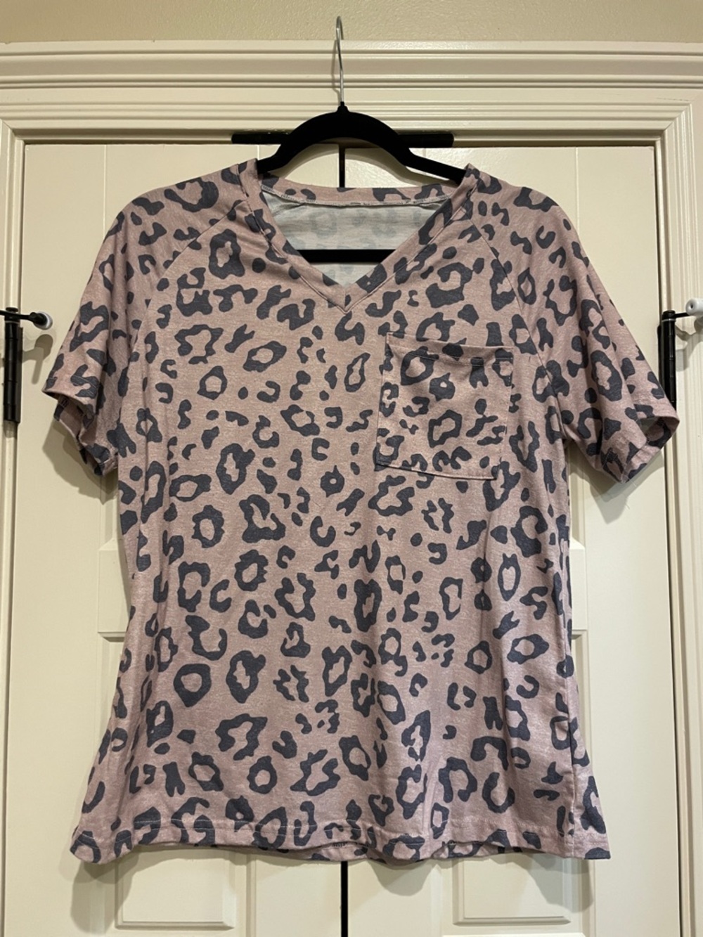 Women's Leopard Print V-Neck Pocket Tee - Mauve
